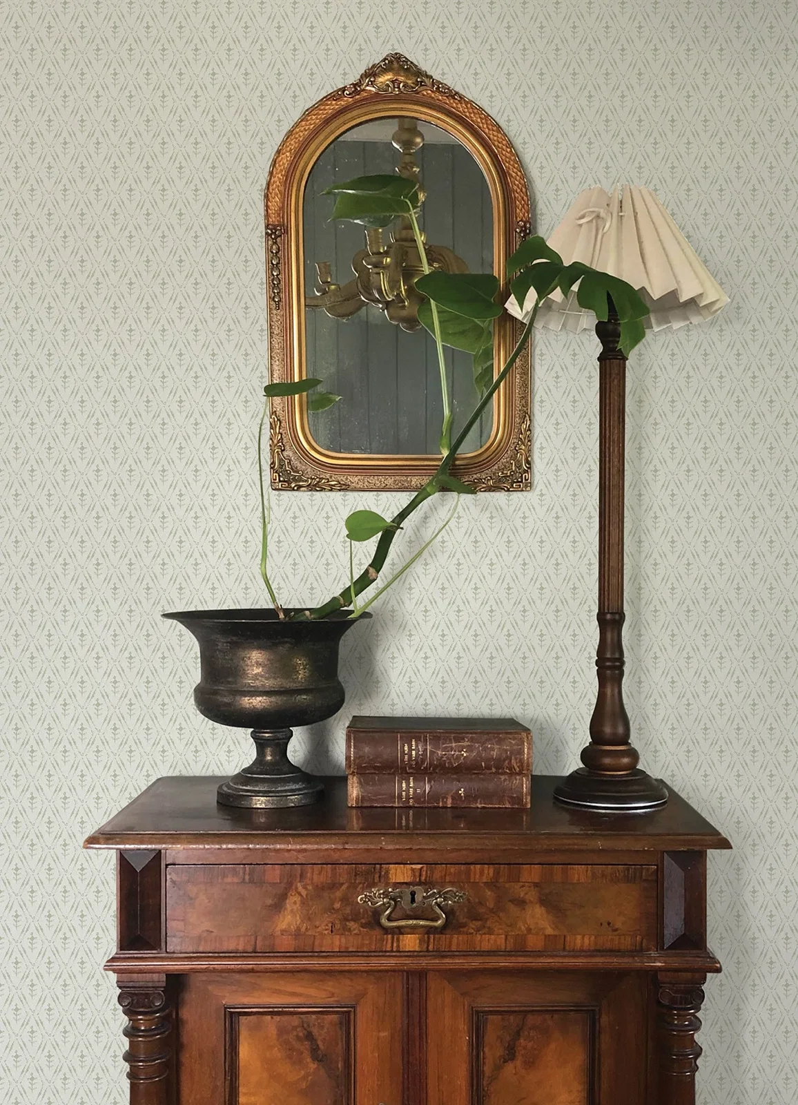 York Chris Loves Julia Tillie Diamond Floral wallpaper pattern detail